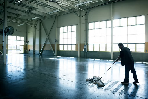 Professionell industristädning i produktionsmiljö för säker och effektiv drift.