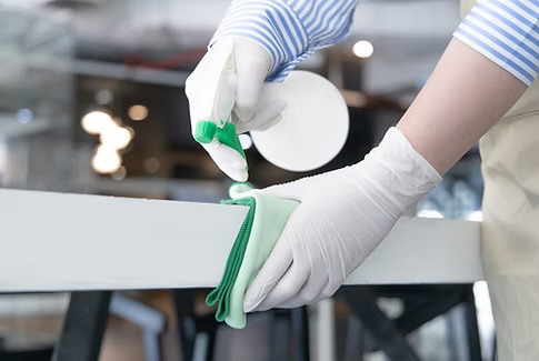 Ren industrimiljö med välstädade ytor i fabrik och produktion.