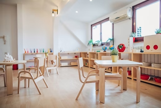 Rent och tryggt klassrum i skola som bidrar till en hälsosam lärmiljö för barn elever och lärare.
