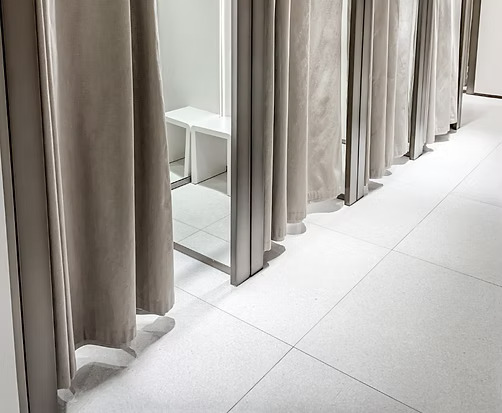 Rena provhytter pch golv i butik efter noggrann städning.