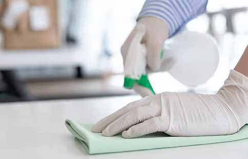 Rengöring av arbetsytor inom lokalvård med fokus på hygien.